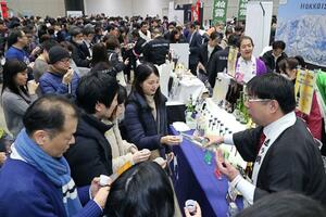 日本酒ファンでにぎわう「にいがた酒の陣」。来場者はブースを回って試飲したり、気に入ったお酒を購入したりして楽しんだ=3月9日、新潟市中央区の朱鷺メッセ