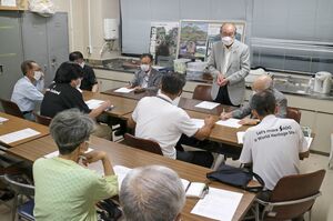 今後の活動内容を確認した「佐渡を世界遺産にする会」の定例役員会=8月17日、佐渡市