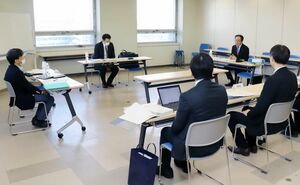 県の出資法人の在り方を議論した経営評価委員会=3月27日、県庁
