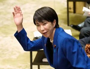 衆院予算委で答弁のため挙手する高市首相=7日午前