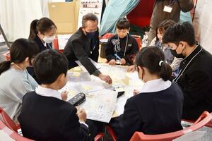 災害時の命を守る行動について意見を交わす小中学生=長岡市大手通2