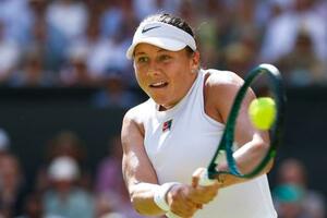 女子シングルス準決勝でプレーするアマンダ・アニシモバ=ウィンブルドン(共同)
