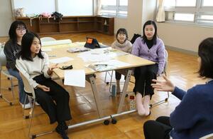 集会に向けた打ち合わせをする新潟小4年の4人=新潟市中央区二葉町2