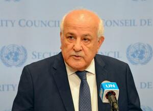 　取材に応じるパレスチナのマンスール国連大使＝２９日、米ニューヨークの国連本部（共同）