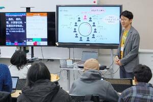 　この春に高校１年になる生徒を対象に開かれたプレスクール＝２７日、川崎市