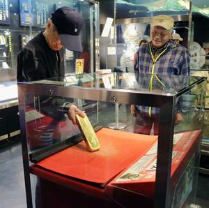 ４月２７日から中止することが決まった金塊の取り出し体験。観光客に人気のコーナーだ＝２３日、佐渡市下相川