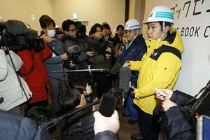 地震があった青森県八戸市内の視察を終え、取材に応じる宮下宗一郎知事(右端)=10日