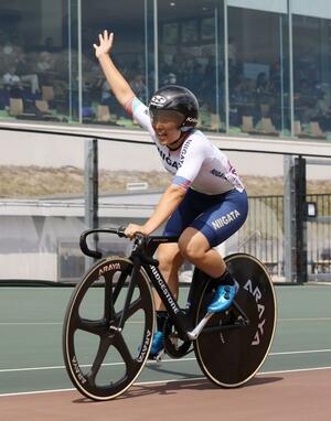 自転車女子ケイリン決勝 連覇を達成し喜ぶ水谷彩奈=佐賀県武雄市(写真映像部・佐藤将志)