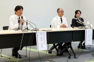 　記者会見する日本医大武蔵小杉病院の谷合信彦院長（左）ら＝１３日午後、川崎市