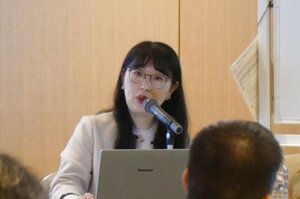 講演するひきこもりＵＸ会議の林恭子さん＝２１日、新潟市中央区