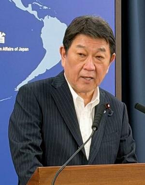 記者会見する茂木外相=19日午後、外務省