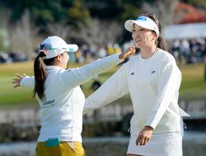 最終日、ホールアウトした脇元華(右)。通算16アンダーで優勝した=グレートアイランドC