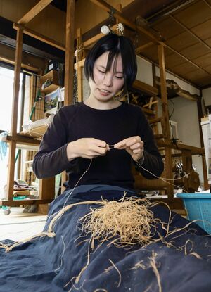 糸を績む丹羽梢さん=村上市山熊田