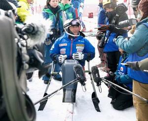 　競技を終え取材に応じる男子回転座位を制した森井大輝＝菅平高原パインビークスキー場