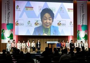 全国の女性首長らが集まる会議にオンライン参加し、開会のあいさつをする山形県の吉村美栄子知事=18日午後、東京都千代田区