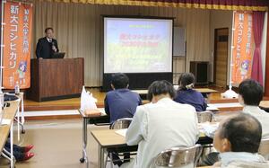 「新大コシヒカリ」について説明する新潟大の三ツ井敏明特任教授＝燕市