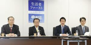 衆院選での落選者からの意見聴取に臨む（左から）中道改革連合の斉藤前共同代表、野田前共同代表、小川代表、階幹事長＝２８日、東京・永田町の党本部