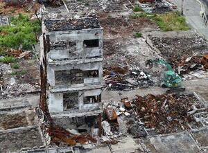 　石川県輪島市の「輪島朝市」周辺の重機による公費解体作業＝２０２４年６月