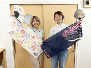 柏崎市で行われる「海の大花火大会」の公式グッズに選ばれた手ぬぐいと扇子