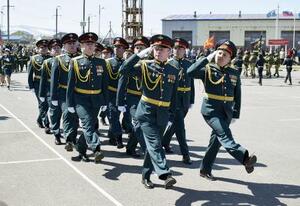 2023年、北方領土の択捉島で行われた軍事パレードで行進するロシアの兵士ら(島民提供、共同)