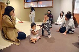 　「おやこのこや」でくつろぐ親子とオーナーの野沢まどかさん（右手前）＝１月、北海道芽室町