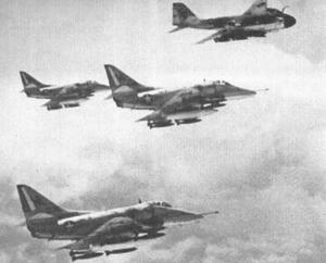 南ベトナムへの空爆に向かうA―4スカイホーク3機と、A―6イントルーダー(上)=撮影日時不明、米海兵隊所蔵