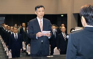 退職警察職員を代表して謝辞を述べる清水宏明・前刑事部長=31日、新潟市中央区