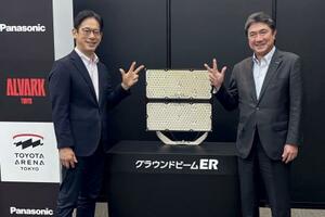 記者会見で写真に納まるバスケBリーグ1部のアルバルク東京の林邦彦社長(左)ら=18日午後、東京都内