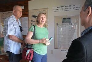 伯父の名前が記された資料を見学するザリティスさん夫妻=上越市川原町