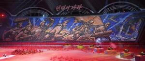 マスゲーム・芸術公演で披露された朝鮮戦争をテーマにした演出=2019年7月、平壌のメーデースタジアム(共同)