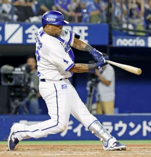 8回DeNA2死満塁、ビシエドが左前に勝ち越し打を放つ=横浜