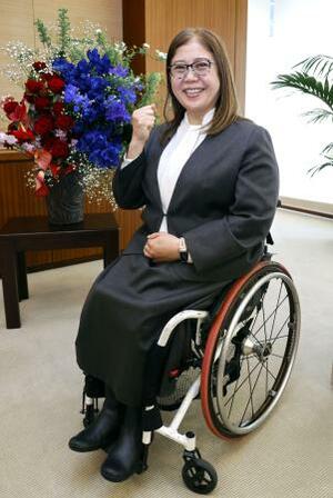 ポーズをとるミラノ・コルティナ冬季パラリンピック日本選手団団長の大日方邦子氏