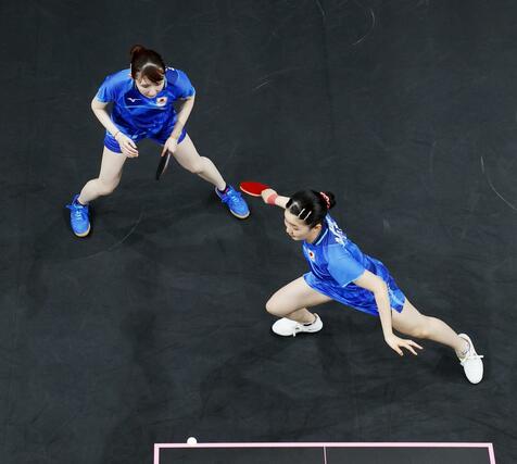 女子団体決勝　中国戦の第１試合でプレーする早田ひな（左）、張本美和組＝パリ（共同）