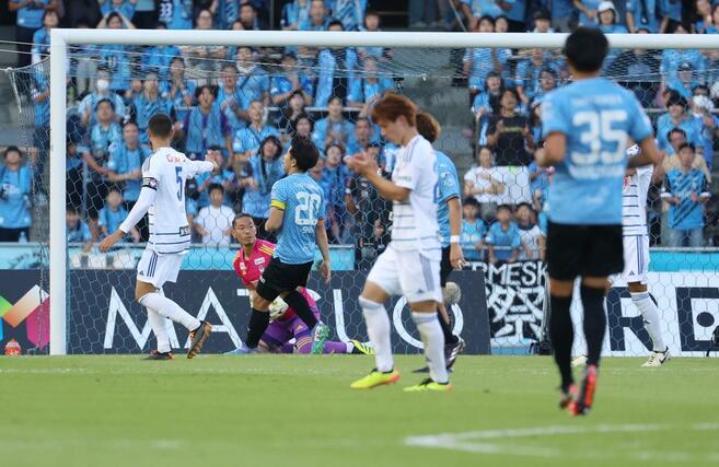 後半、ゴールを死守するＧＫ阿部航斗＝１３日、Ｕｖａｎｃｅとどろきスタジアム　ｂｙ　Ｆｕｊｉｔｓｕ