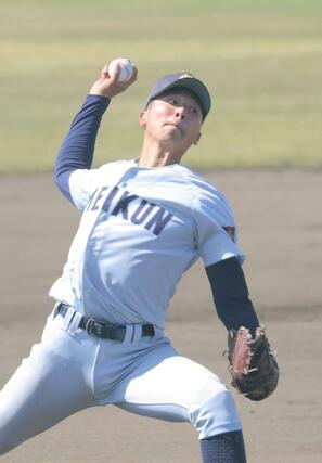 高校野球１回戦　新潟明訓－新潟　新潟明訓の先発、波多野龍冴＝２６日、新発田市五十公野公園野球場