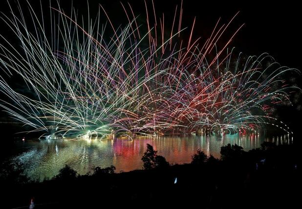 色鮮やかな扇形の花火が川面を彩った咲花温泉水中花火大会＝１２日、五泉市佐取