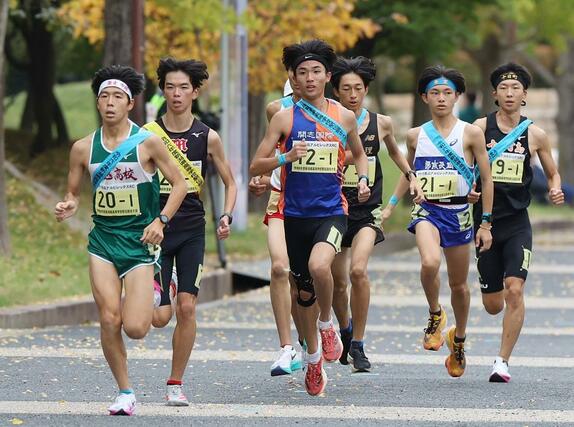 男子 1位集団を先頭で引っ張る中越の1区佐藤悠斗(左から1番目)=新潟市中央区