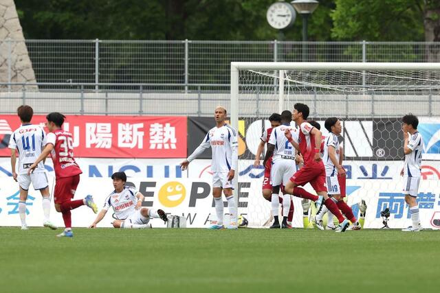 岡山－新潟　前半１０分、先制を許して肩を落とす新潟の選手たち＝ＪＦＥ晴れの国スタジアム