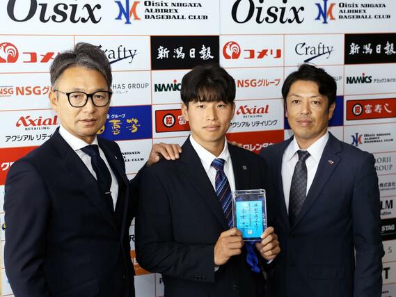 ヤクルトの橿渕聡スカウトデスク（左）と丸山泰嗣担当スカウト（右）から指名あいさつを受けた下川隼佑＝エコスタ