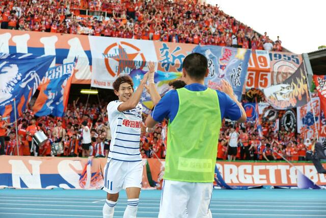 後半４４分、ＦＷ太田修介が追加点を決めチームメイトとハイタッチ＝１３日、Ｕｖａｎｃｅとどろきスタジアム　ｂｙ　Ｆｕｊｉｔｓｕ
