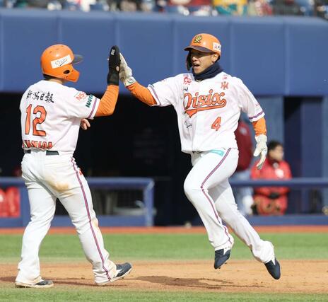 楽天－オイシックス　７回オイシックス、岸川和広（５２）の２点適時打で生還した山田和（１２・左）と漆原幻汰（４）がハイタッチ＝エコスタ