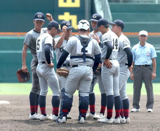 中越－関東第一　７回、マウンドに集まる中越の選手たち＝甲子園