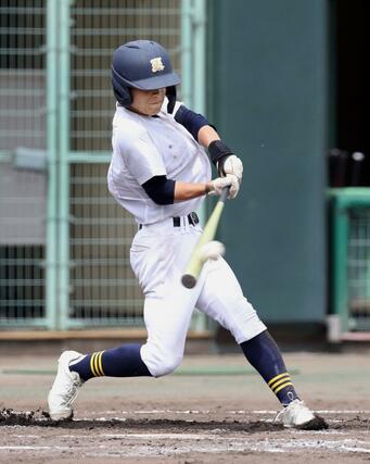 小出－万代　２回小出２死二、三塁、種村篤人が右中間へ適時二塁打を放ち５－４と逆転する＝７月１７日、三条市月岡４の三条パール金属スタジアム