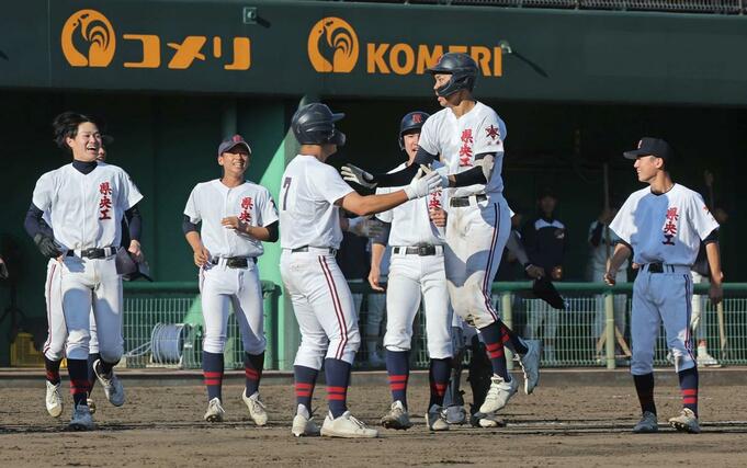 東京学館－県央工　サヨナラの適時二塁打を放ち、喜ぶ県央工の長谷川智輝（右から２人目）＝三条市パール金属スタジアム