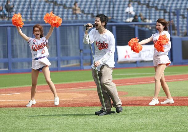 試合開始前ライブを披露するけんいちさん