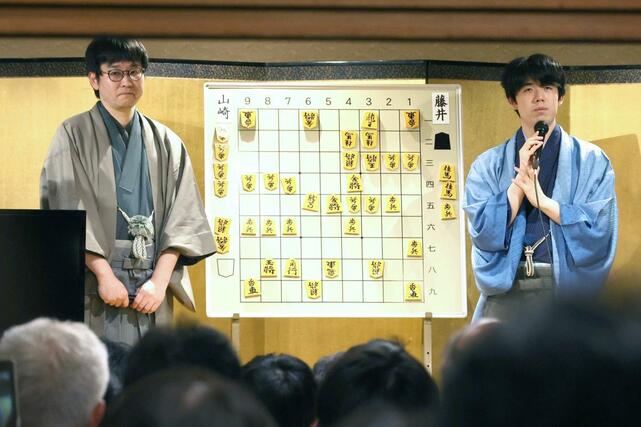 対局後、大盤解説会場であいさつする藤井聡太棋聖（右）と山崎隆之八段＝６月１７日、新潟市西蒲区