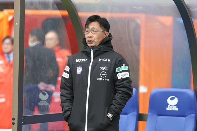 新潟Ｌ－大宮　ピッチを見つめる橋川和晃監督＝デンカビッグスワン