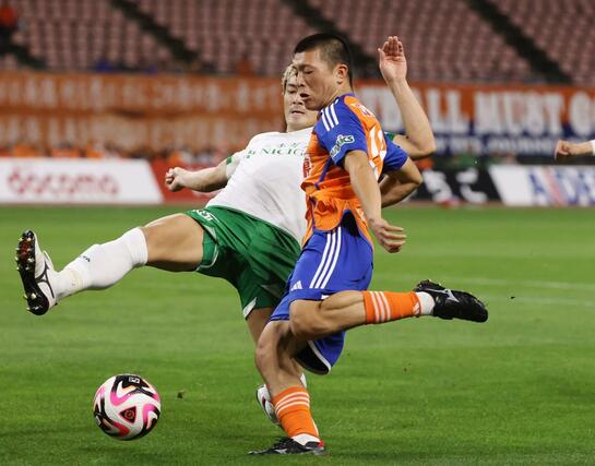 新潟－東京Ｖ　後半、ゴールを狙う小見洋太＝２３日、デンカビッグスワン