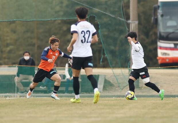 競り合うＤＦ堀米悠斗