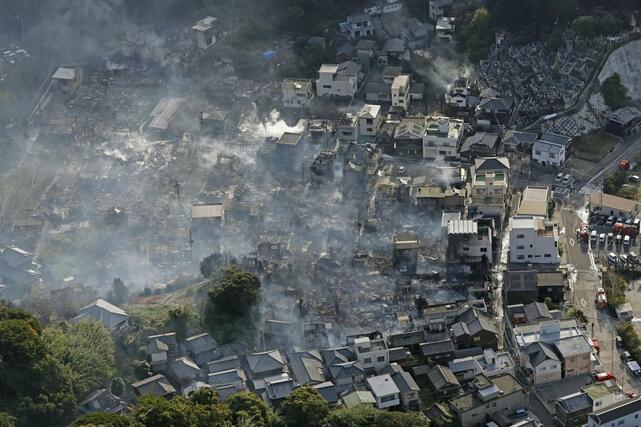 大分市佐賀関の大規模火災現場＝１９日午前９時前